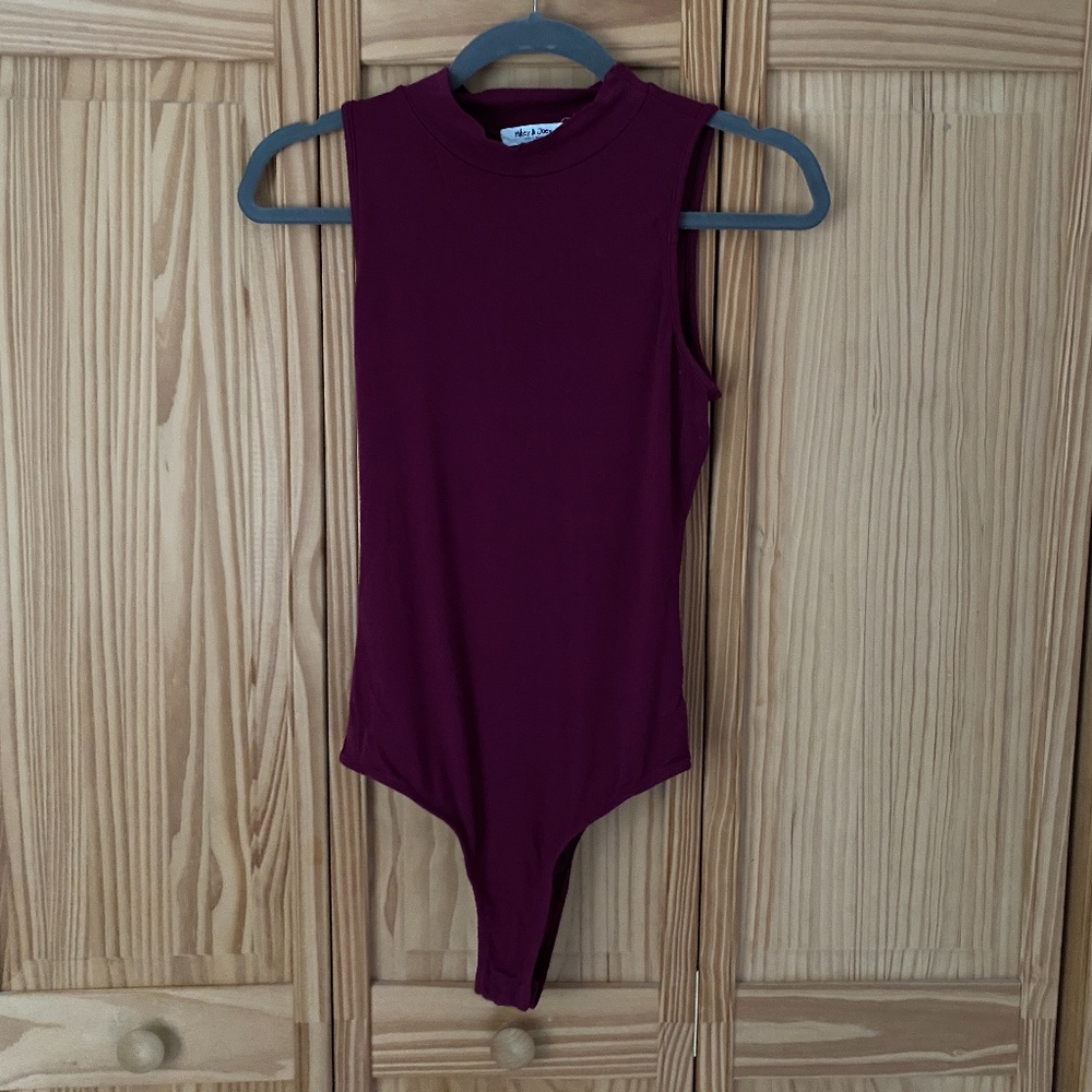 🌷4 Items for $20 🌷High-collar Burgundy bodysuit